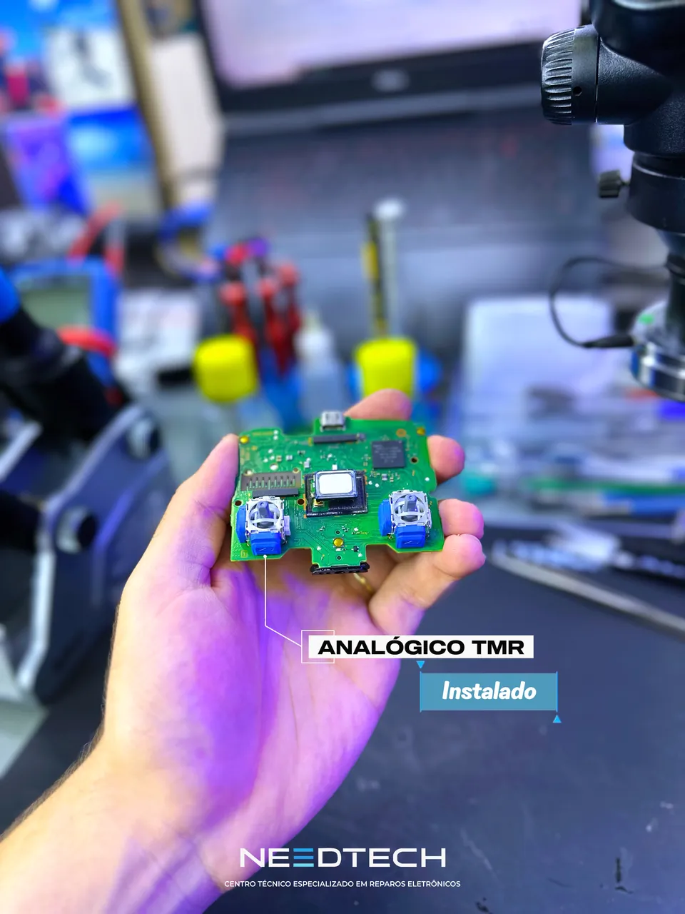 Módulo analógico em placa de controle durante serviço técnico