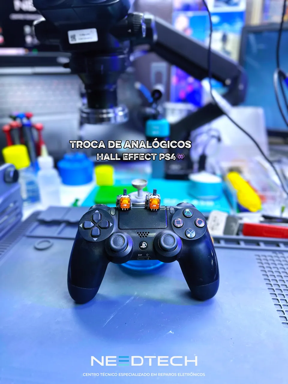 Controle de PlayStation 4 e módulos analógicos em bancada