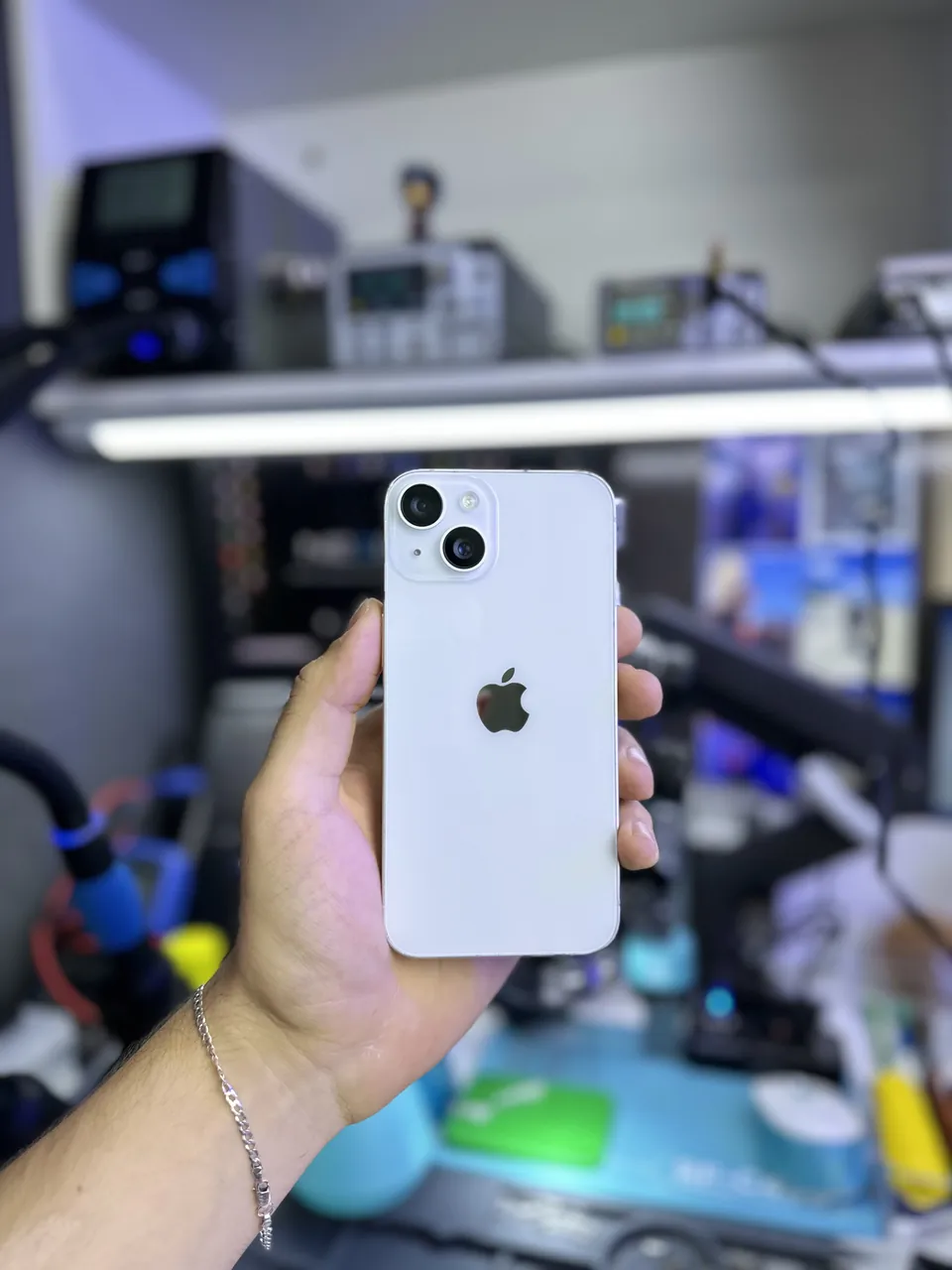 Smartphone em bancada técnica da NeedTech