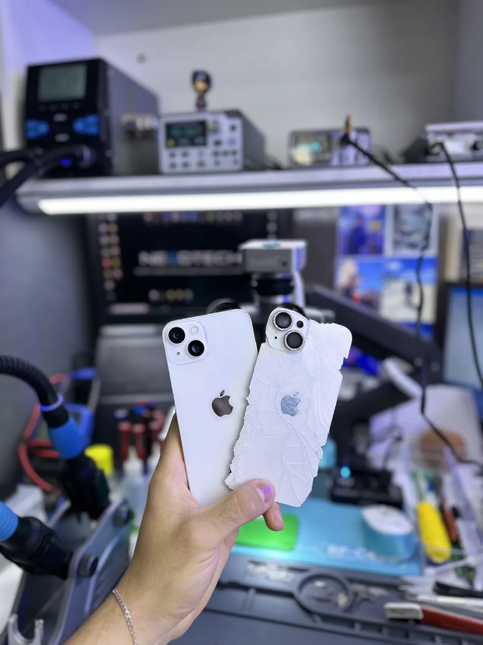 Dois smartphones em bancada técnica da NeedTech