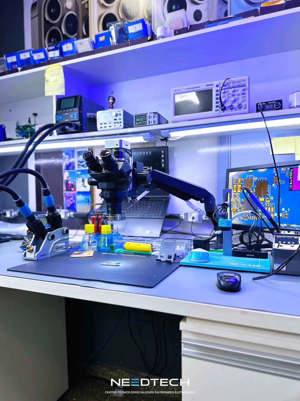 Visão geral da bancada técnica da NeedTech com equipamentos de diagnóstico