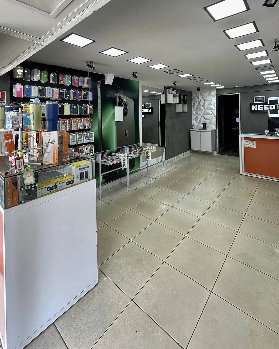 Área de entrada da NeedTech com vitrines e corredor interno