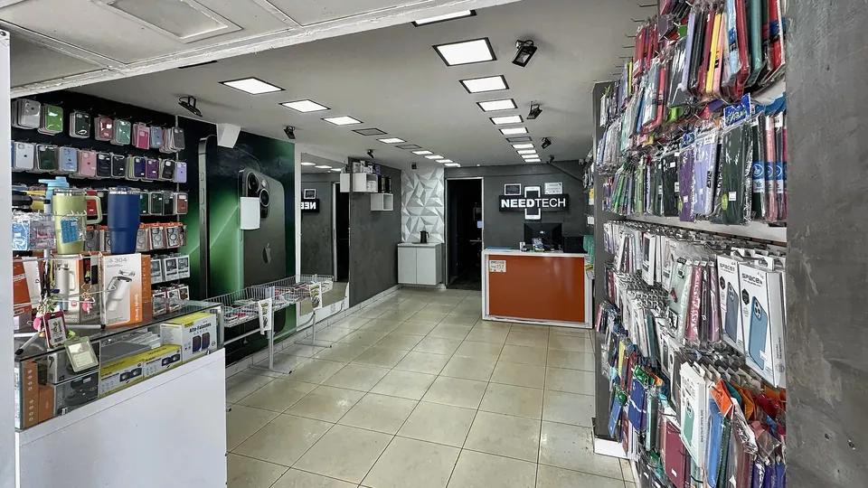 Visão panorâmica do interior da loja NeedTech com balcão e expositores