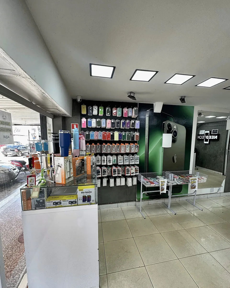 Vitrines de acessórios e expositores no interior da NeedTech