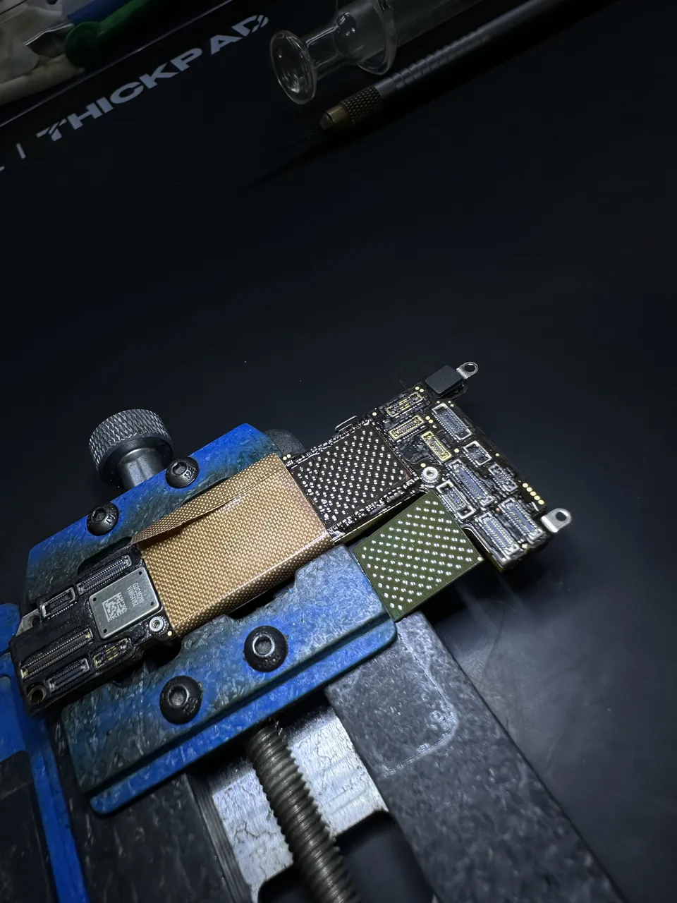 Placa eletrônica posicionada para trabalho de precisão
