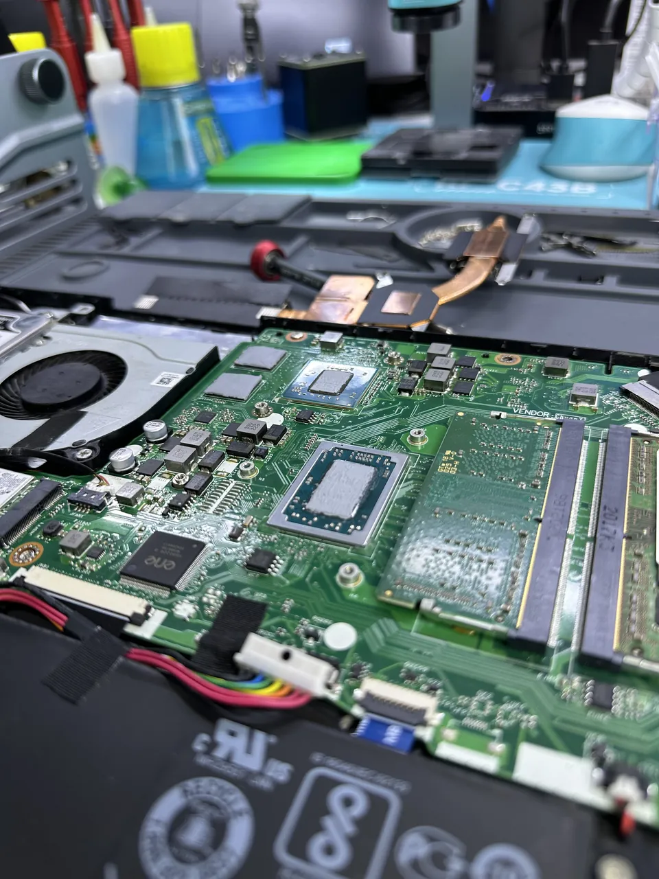 Notebook aberto em bancada para análise da placa interna