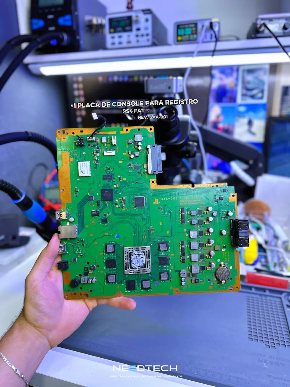 Placa eletrônica sendo apresentada na bancada técnica da NeedTech