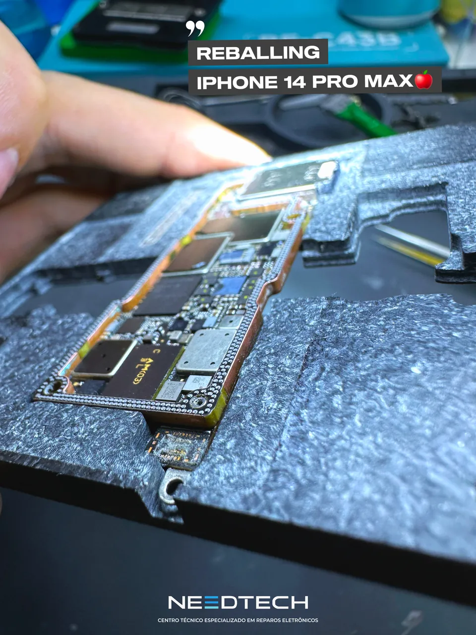 Placa de smartphone em procedimento técnico de bancada